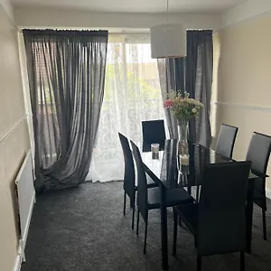 Homestay Stunning 3 Bedroom Property- Large, London